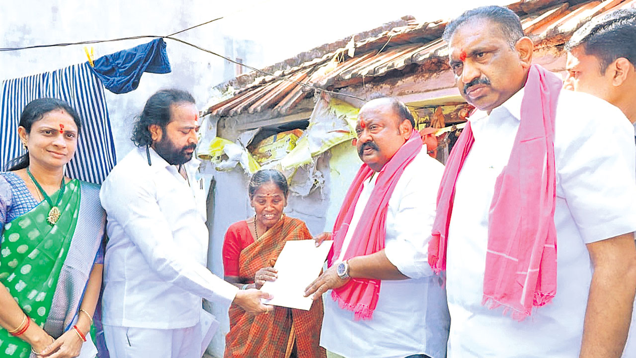 అమ్మా.. కేసీఆర్‌ సార్‌ పంపించిండు