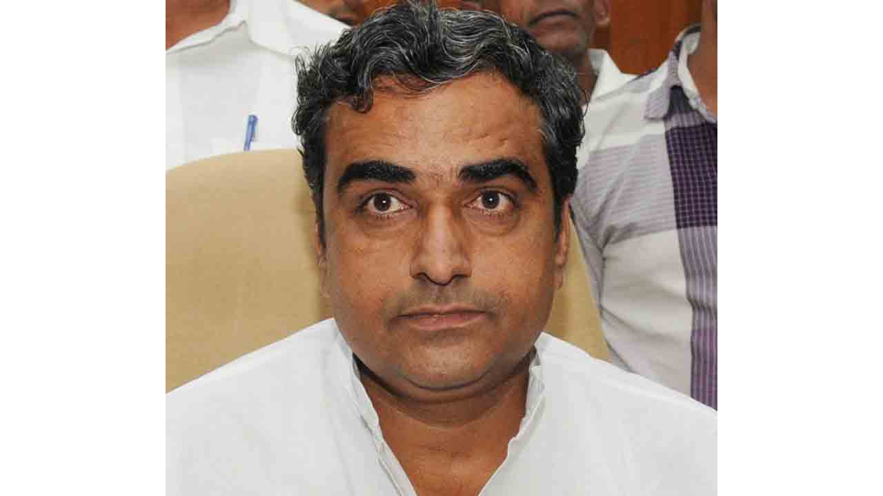 విద్యార్హతలపై కాంగ్రెస్‌ మంత్రి అబద్ధాలు!