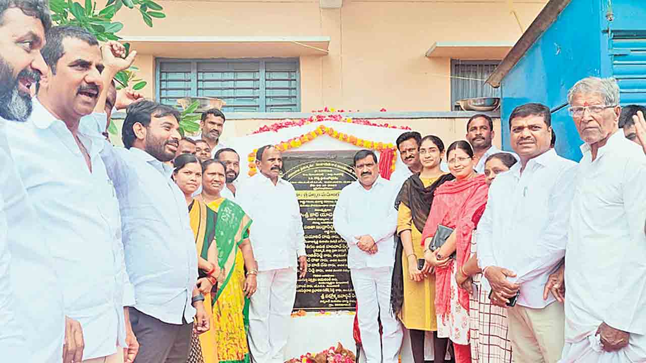 గ్రామీణ రోడ్లకు ప్రాధాన్యత