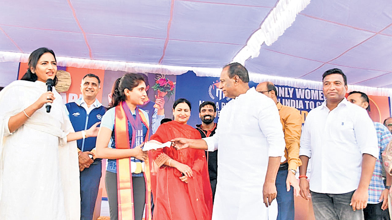 ఈషా విజయపథం యువతకు ఆదర్శం