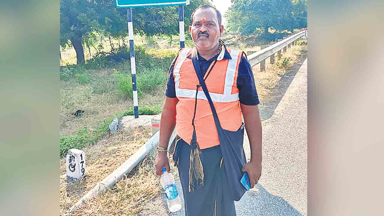 మంత్రి నిరంజన్‌రెడ్డి గెలవాలని అయ్యప్ప భక్తుడి పాదయాత్ర