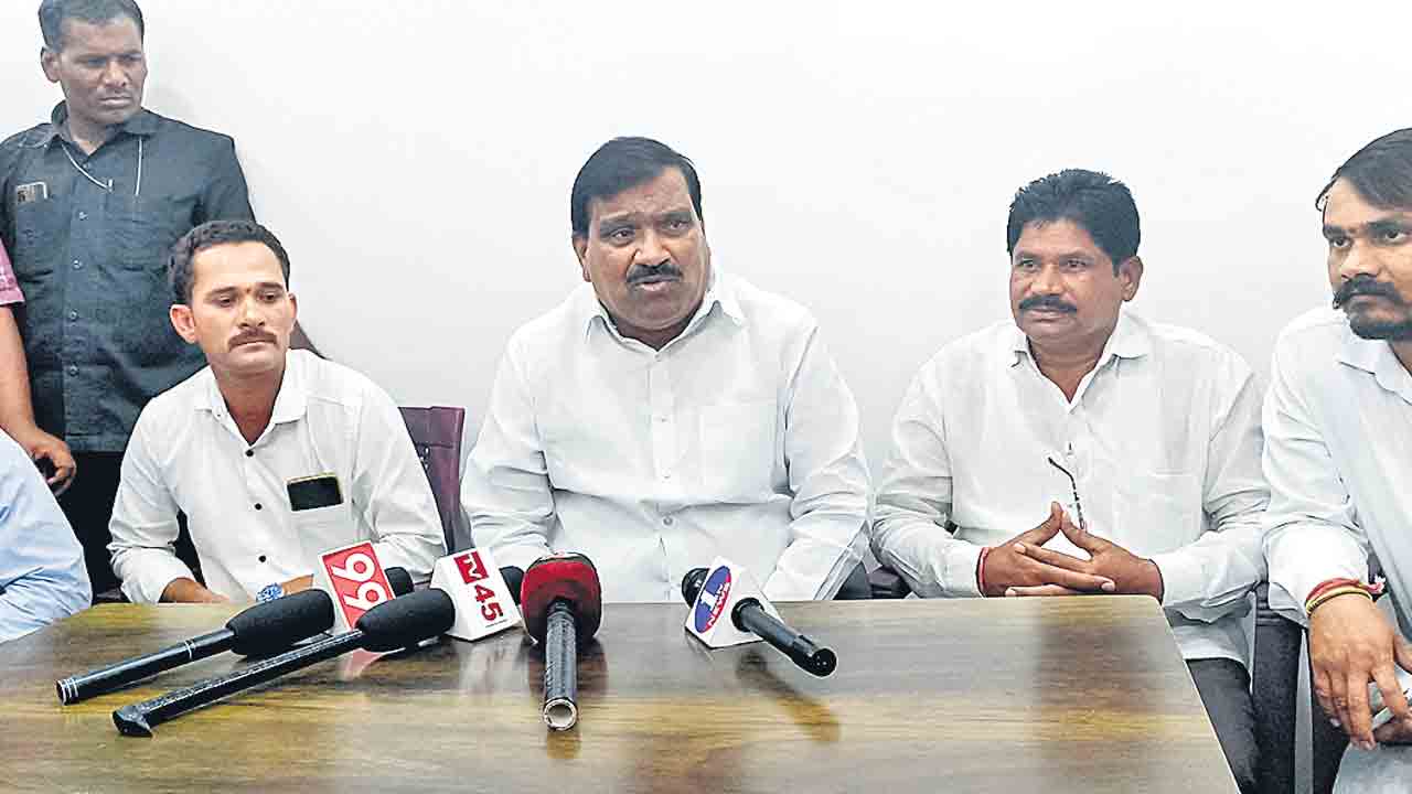 ఓటమి భయంతోనే ప్రలోభాలు..