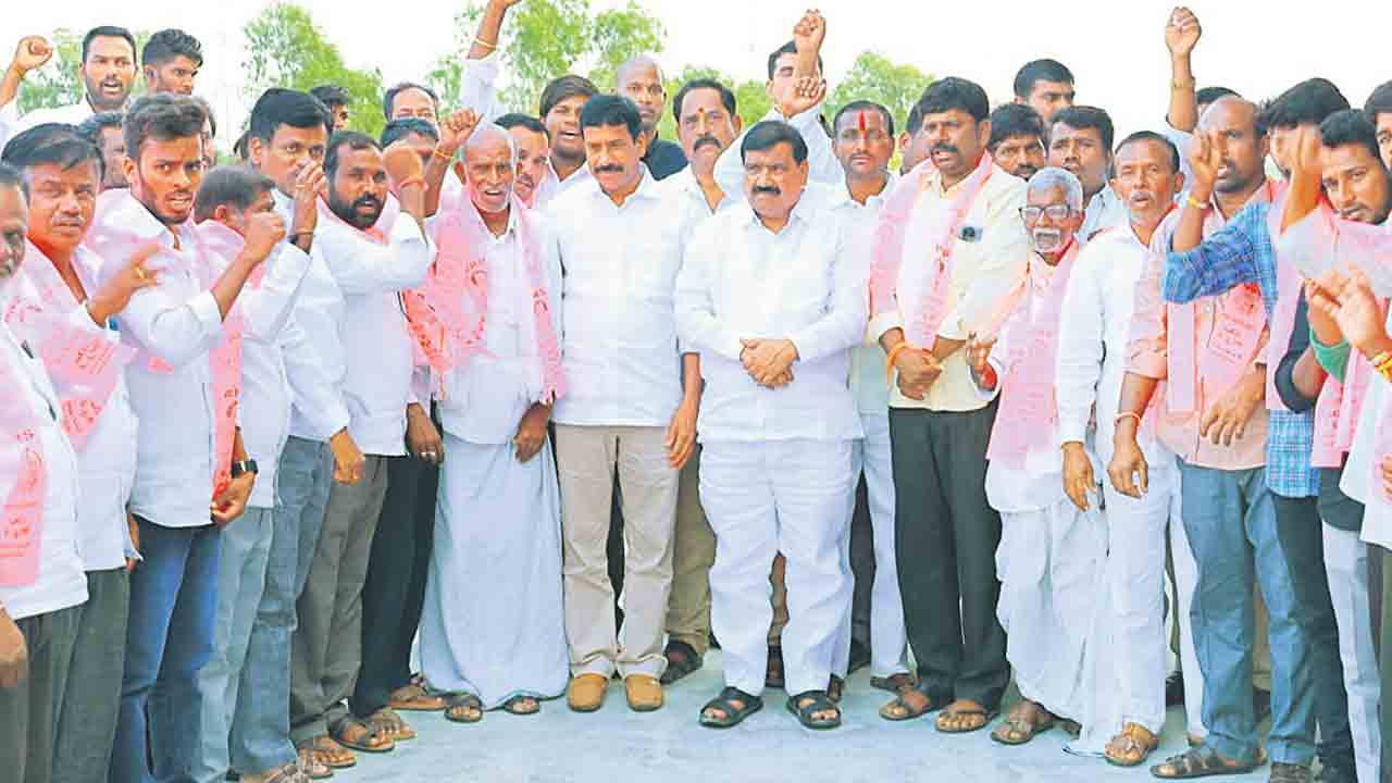 చేరికల హోరు