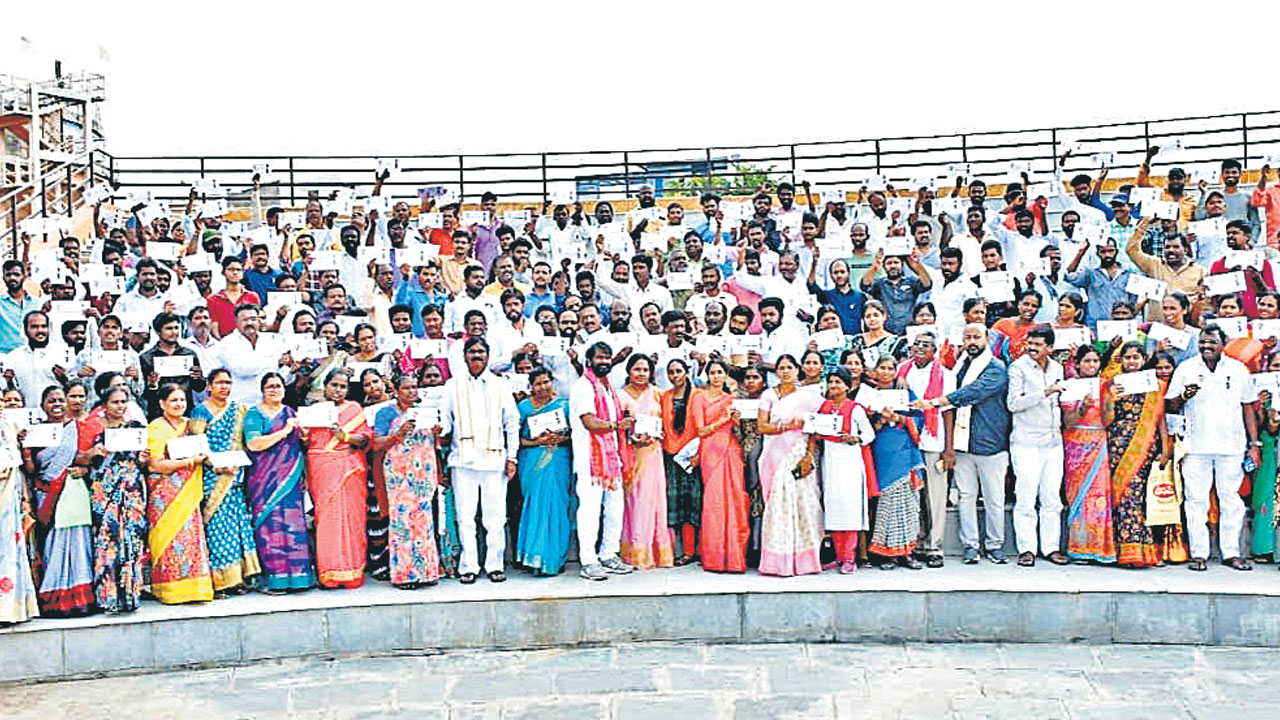 బీసీలకు లక్ష సాయం చెక్కులు