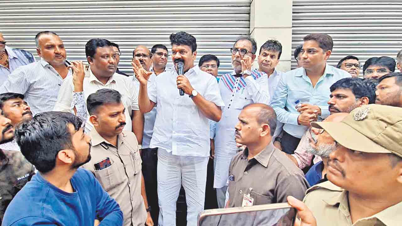 నిబంధనల పేరుతో వ్యాపారులను వేధించొద్దు