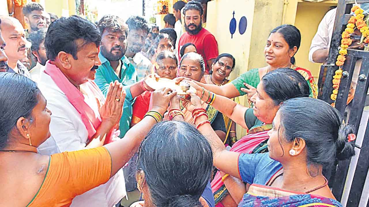 ఆశీర్వదించండి.. అండగా ఉంటా