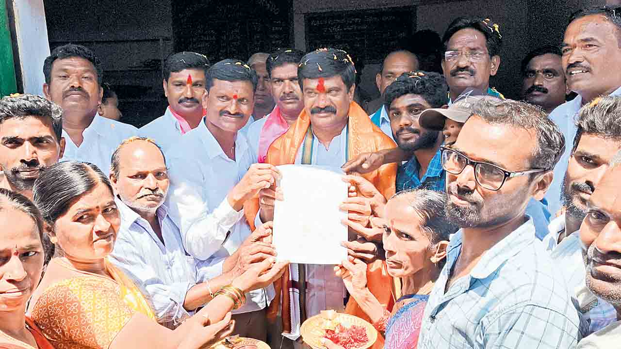 గిరిజనులకు పోడు పట్టాలిచ్చిన ఘనత కేసీఆర్‌దే..