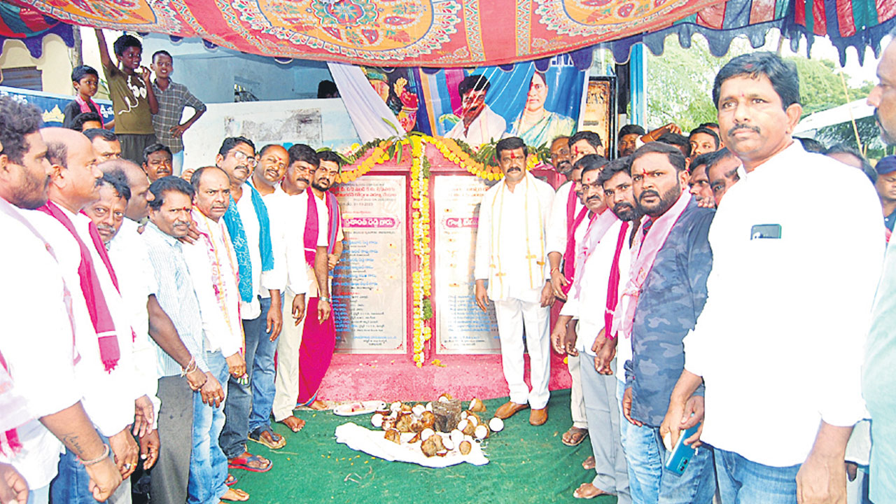 అభివృద్ధి పనులకు శంకుస్థాపన చేసిన మంత్రి వేముల