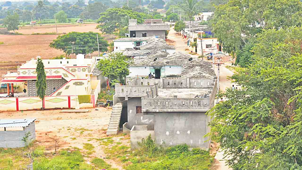 పట్నం వైపే..