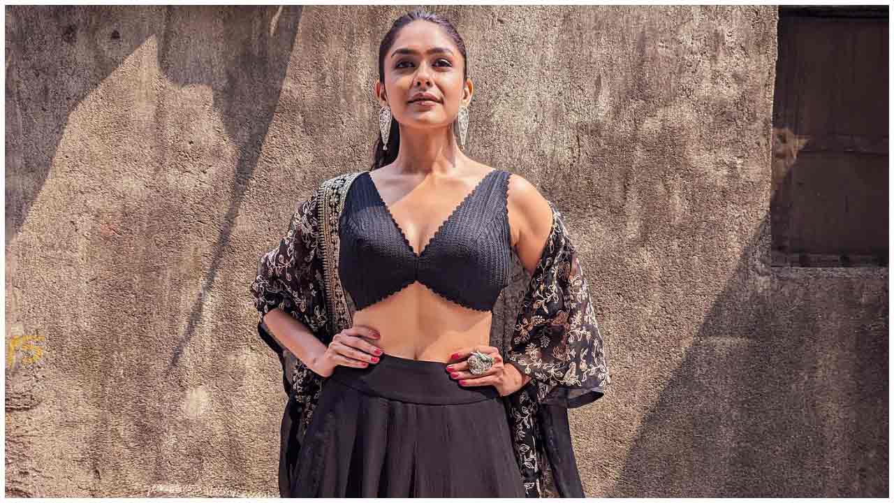 Mrunal Thakur | సరికొత్త పోజులతో కిర్రాక్ పుట్టిస్తున్న మృణాల్ ఠాకూర్..