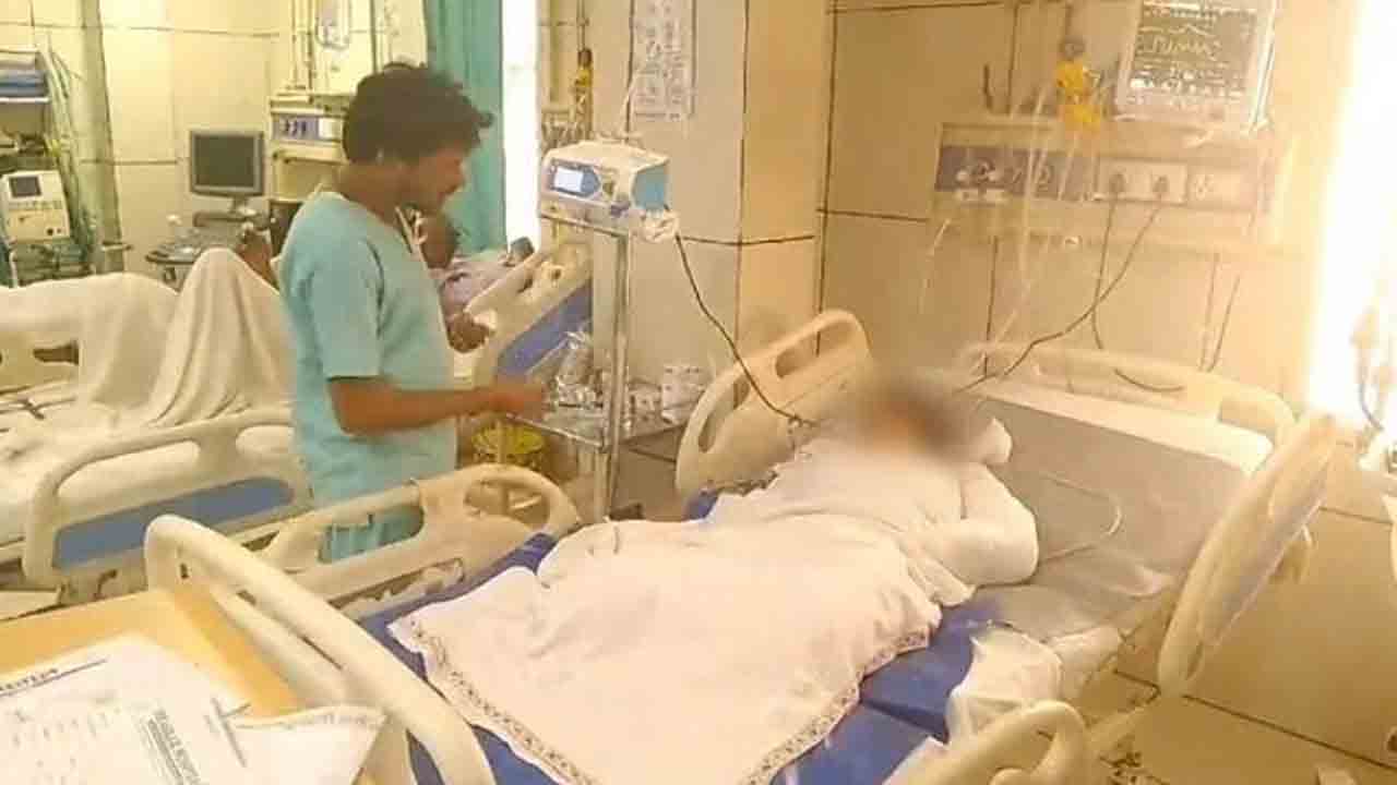 UP Shocker | యువతిని రైలు ముందుకు తోసిన ఈవ్‌ టీజర్లు.. ఒక చేయి, రెండు కాళ్లు కోల్పోయిన ఆమె పరిస్థితి విషమం