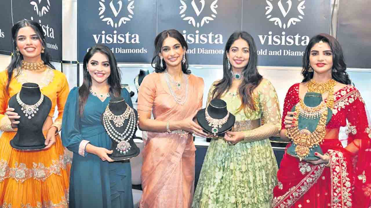 ఆకట్టుకునే నగలు.. ఆకర్షించే డిజైన్లు