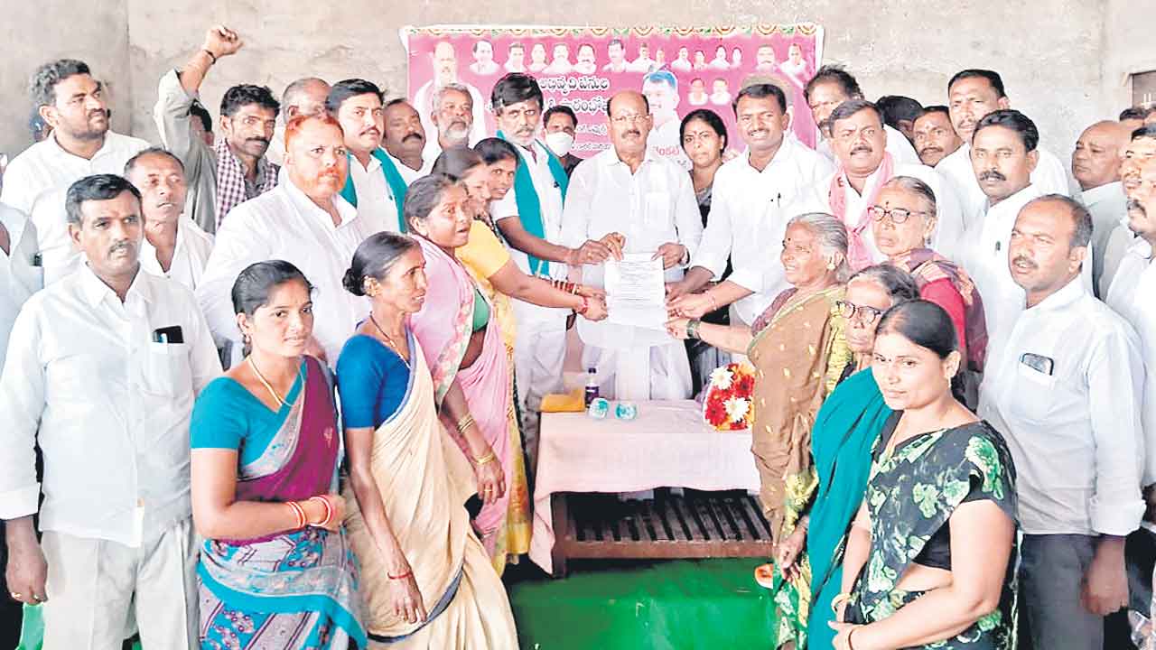 పని చేసే ప్రభుత్వాన్ని ఆదరించాలి