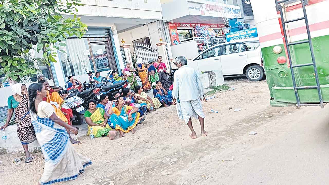 మాటలే.. మూటల్లేవ్‌