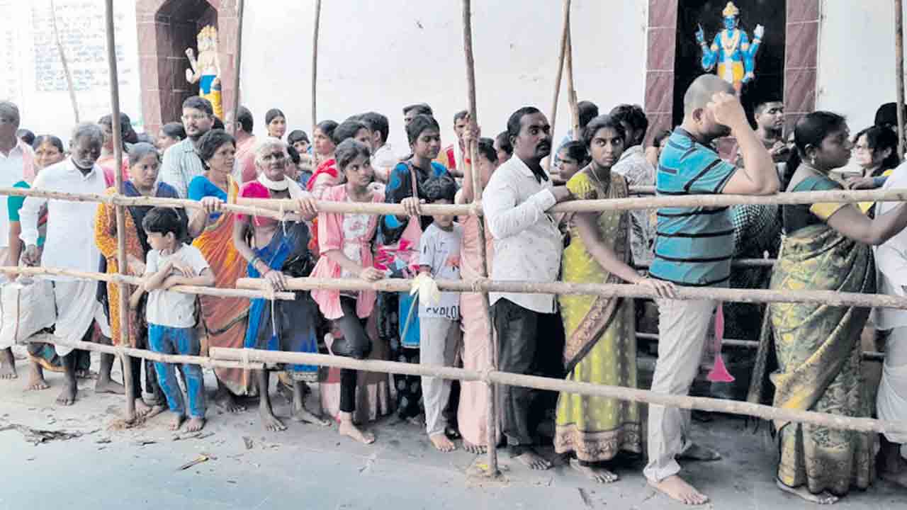 లక్ష్మీనర్సింహస్వామి ఆలయంలో ప్రత్యేక పూజలు