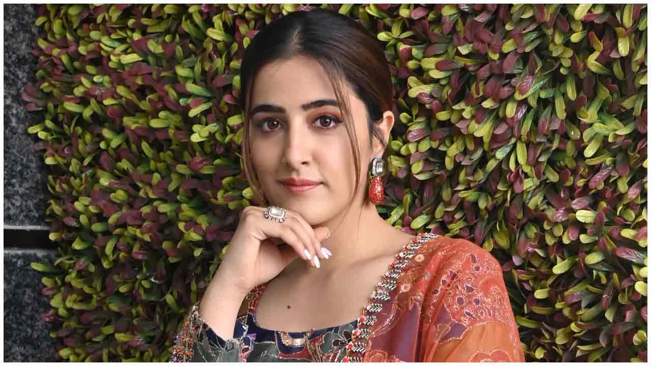 Nupur Sanon | చిరునవ్వుతో మురిపిస్తున్న నూపూర్ సనన్..