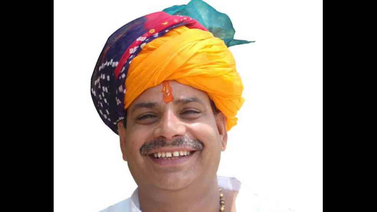 డబ్బులు పంచిన కాంగ్రెస్‌ అభ్యర్థి!