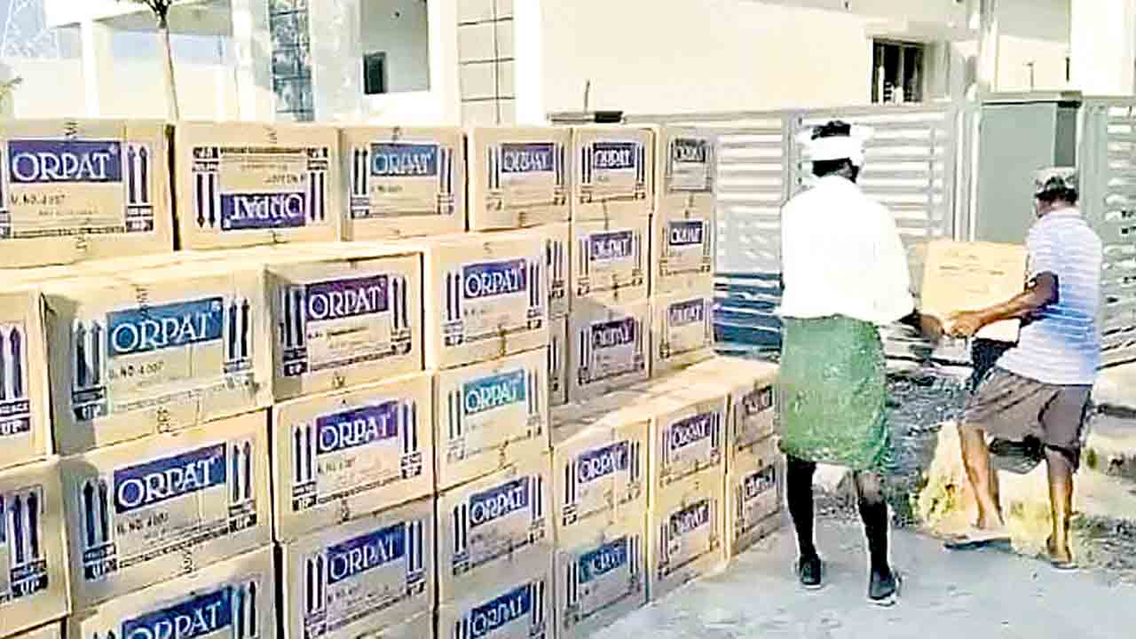 ఓటర్లను ప్రలోభపెట్టేందుకు కాంగ్రెస్ ప్రయత్నాలు..