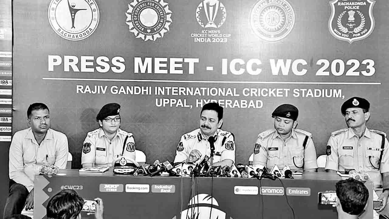 ప్రేమించాలంటూ బెదిరింపులుక్లాస్‌రూమ్‌లోకి వెళ్లి..