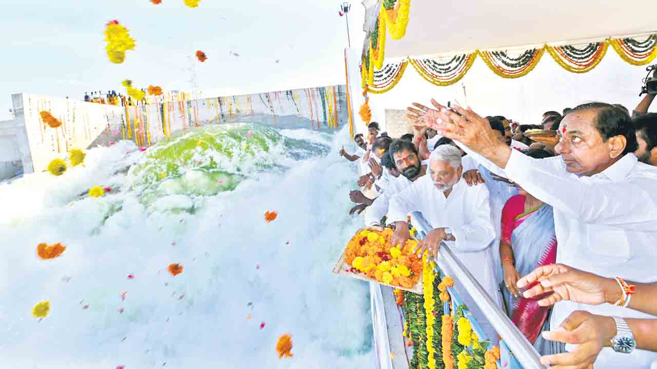 రాళ్లు మొలిచిన నేలపై.. నీళ్లు పూచిన వేళ!