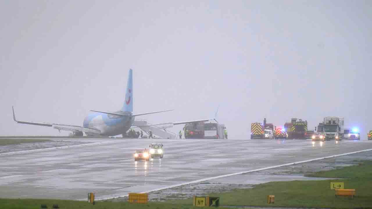 Plane Skids | యూకేలో ‘బాబెట్‌’ బీభత్సం.. ల్యాండవుతూ రన్‌వేపై జారిన విమానం.. తప్పిన పెను ప్రమాదం