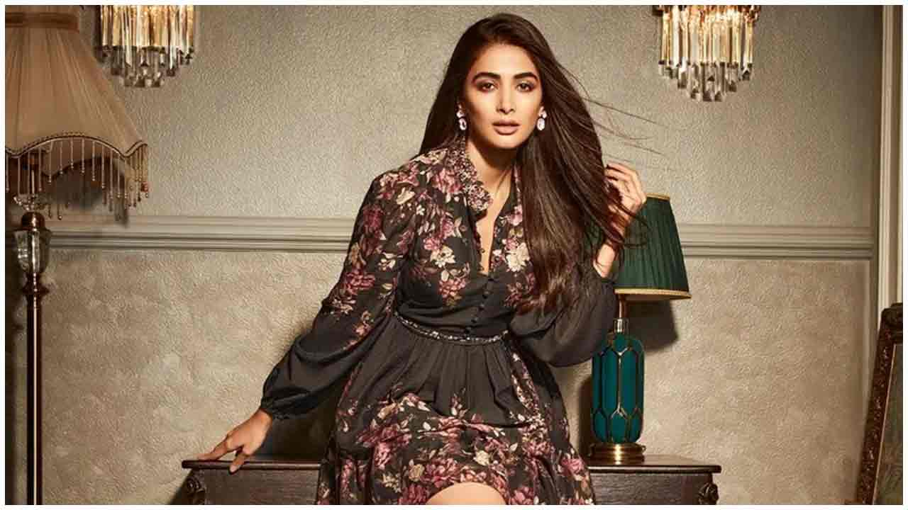 Pooja Hegde | చిట్టిపొట్టి దుస్తుల్లో కైపెక్కిస్తున్న పూజా హెగ్డే..