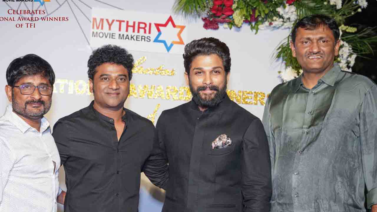 Pushpa The Rule | సెలబ్రేషన్స్ మూడ్‌లో అల్లు అర్జున్‌ పుష్ప టీం.. ట్రెండింగ్‌లో స్టిల్స్‌