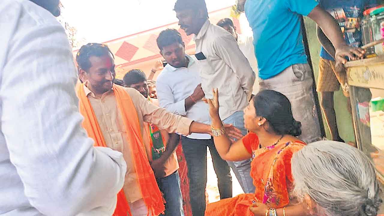 Raghunandan Rao | రఘునందన్‌.. మా ఊరికెందుకొచ్చావ్‌?.. ఉప ఎన్నికల హామీలపై నిలదీసిన మహిళలు