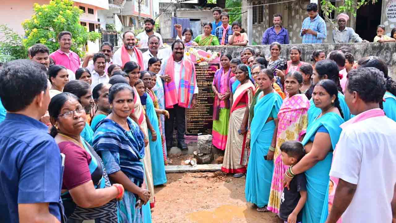 బైక్‌పై వెళ్లి.. సమస్యలు తెలుసుకొని..