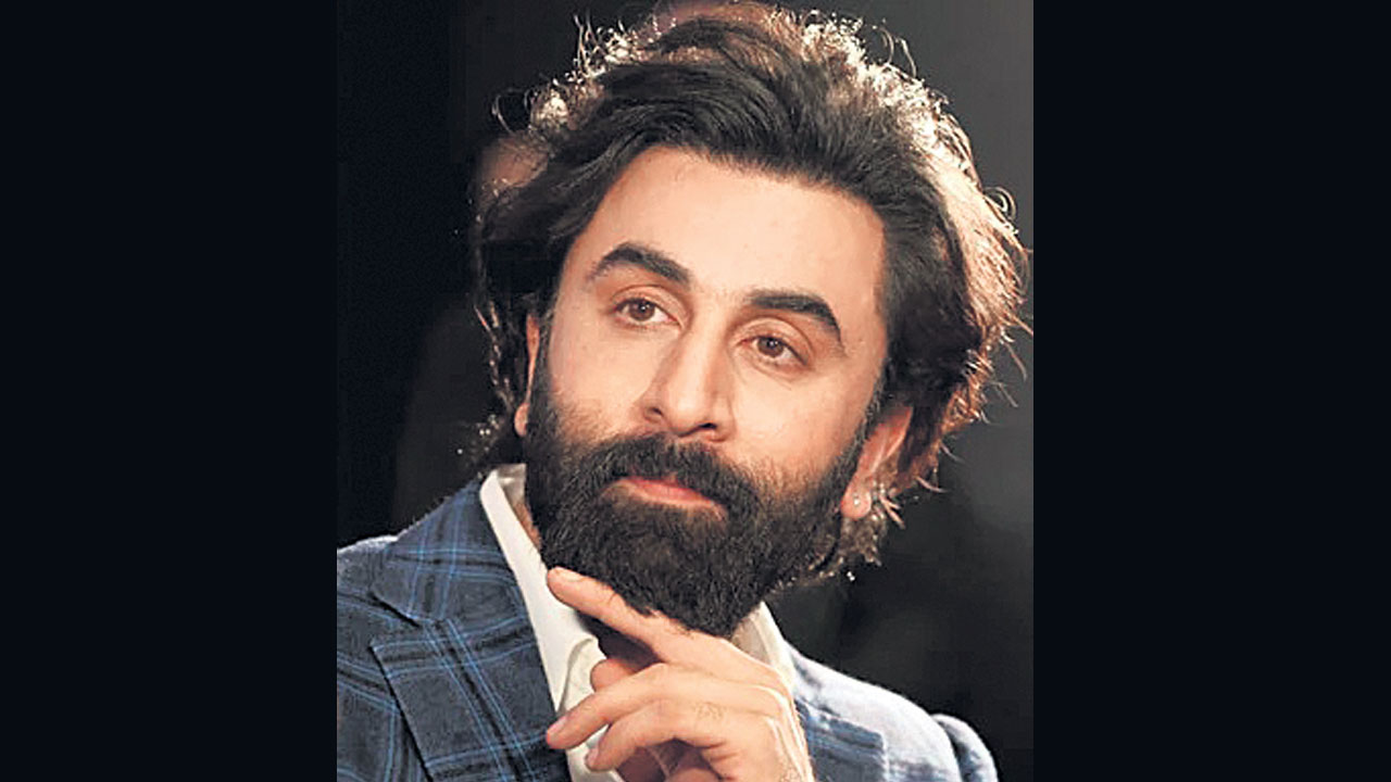 Ranbir Kapoor |  మనీలాండరింగ్‌ కేసులో బాలీవుడ్‌ నటుడు రణ్‌బీర్‌కు ఈడీ నోటీసులు