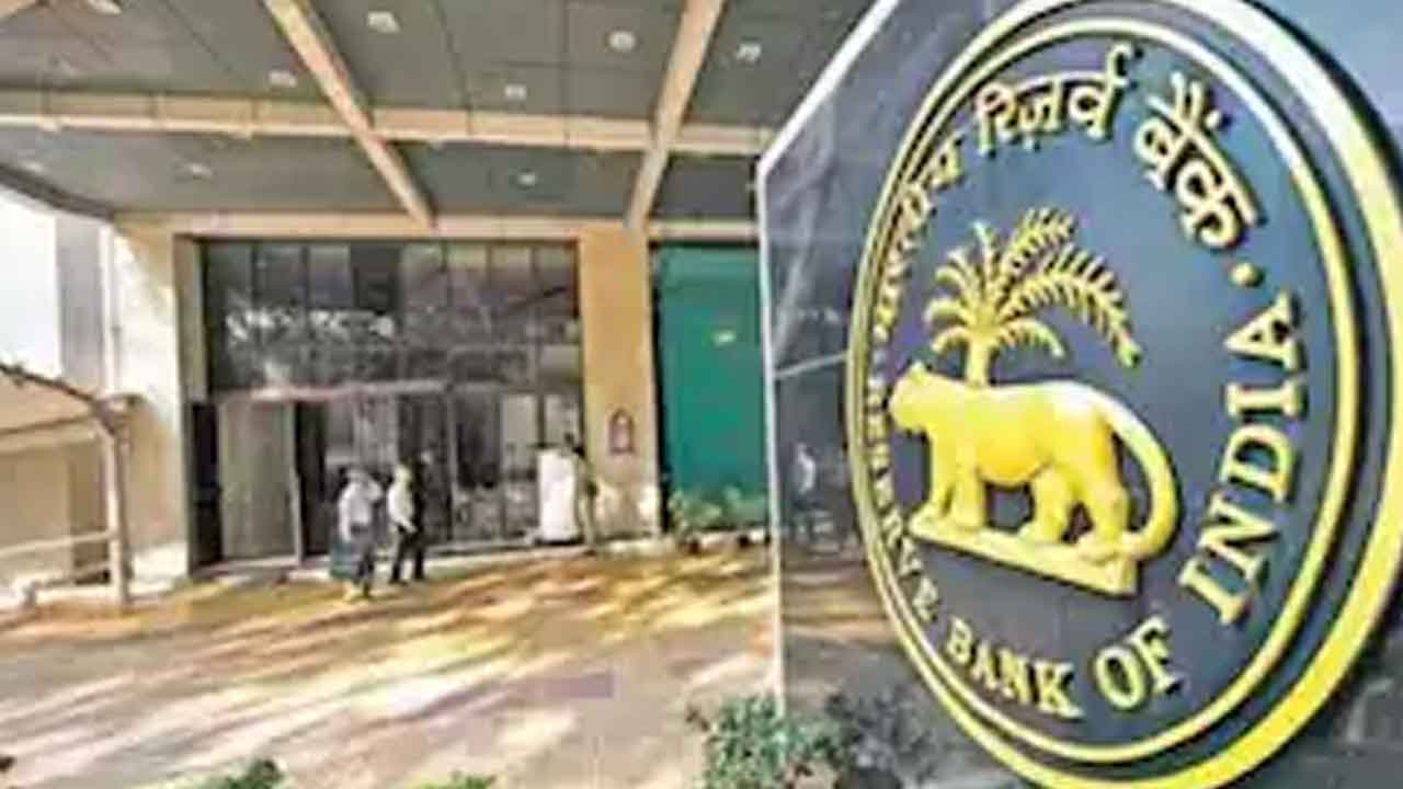 బజాజ్‌ ఫైనాన్స్‌పై ఆర్బీఐ ఆంక్షలు