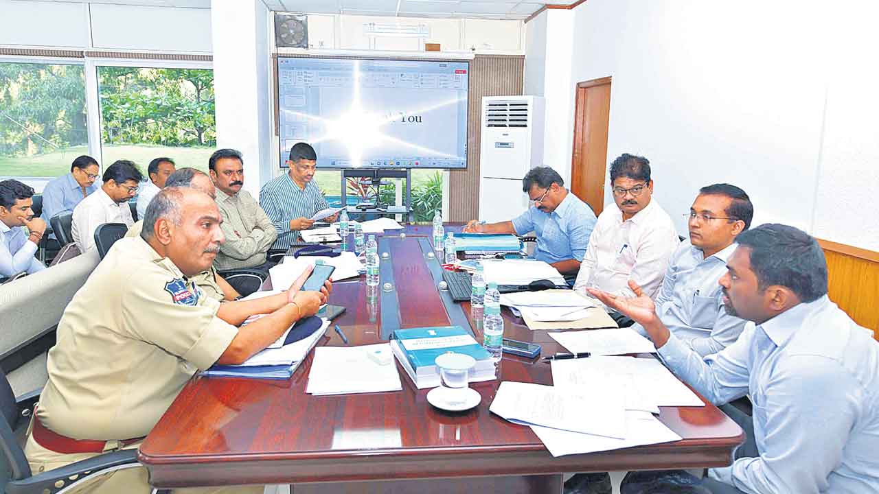 సమస్యాత్మక పోలింగ్‌ కేంద్రాలను గుర్తించండి