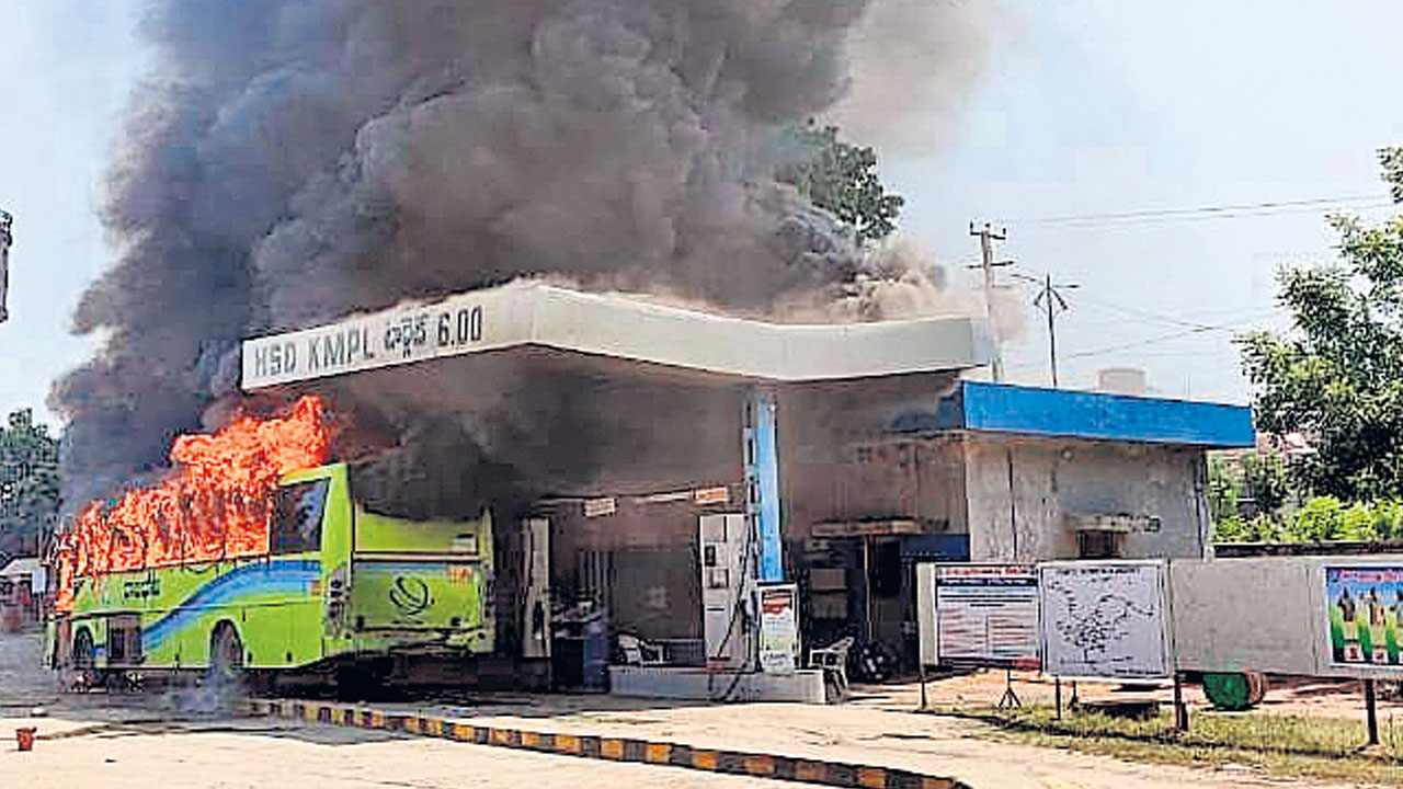 కోరుట్లలో రాజధాని ఎక్స్‌ప్రెస్‌ బస్సు దగ్ధం