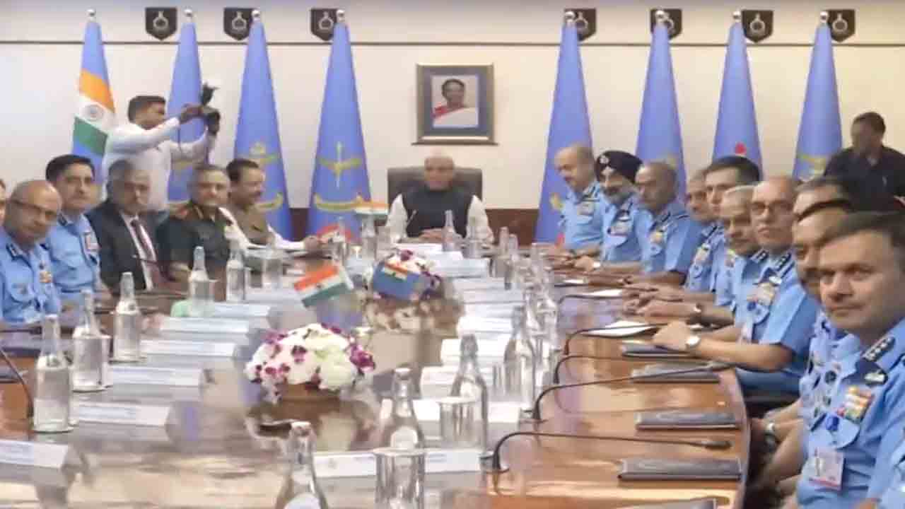 Rajnath Singh | కొత్త సవాళ్లను ఎదుర్కోవడానికి సిద్ధంగా ఉండాలి.. వైమానిక కమాండర్లకు రాజ్‌నాథ్ సింగ్   పిలుపు