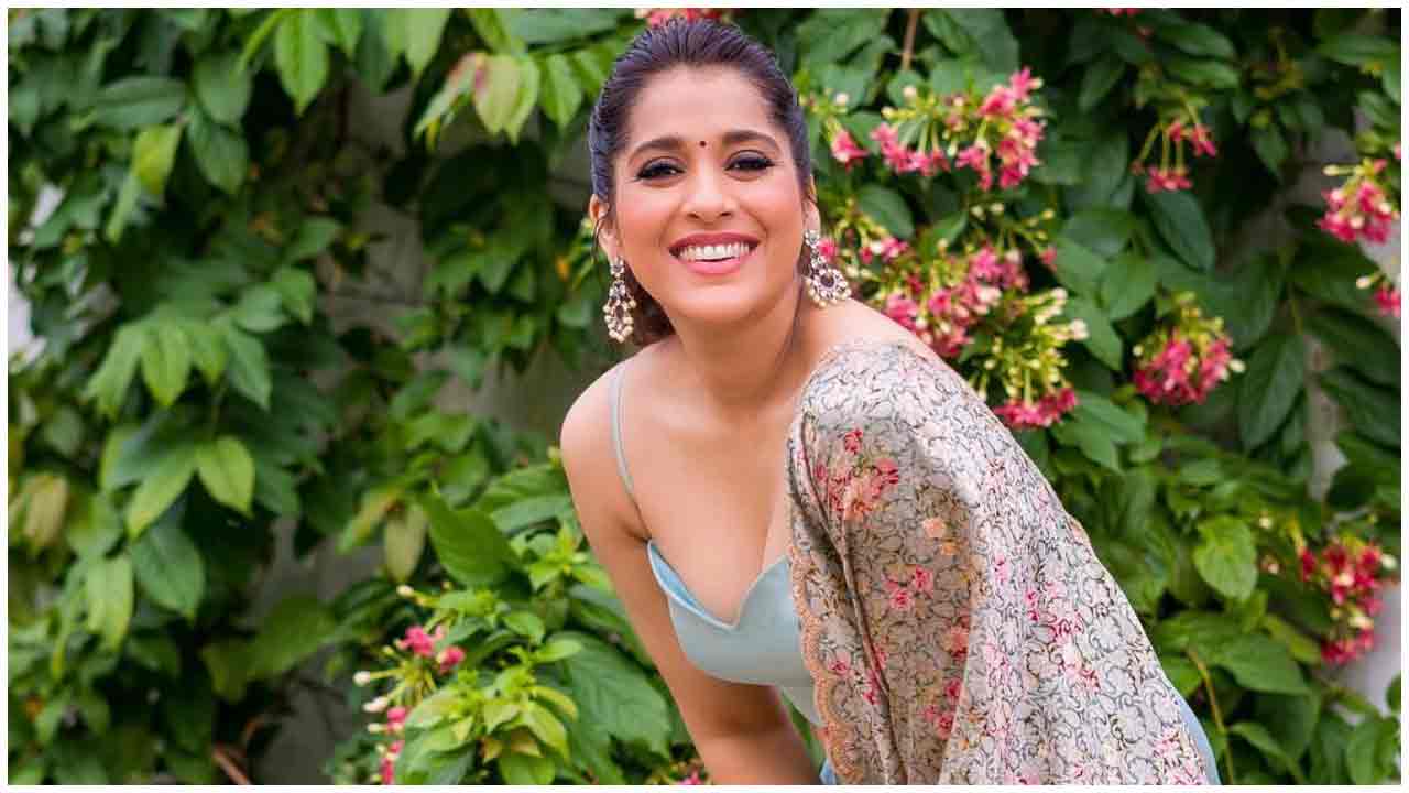 Rashmi Gautam | పరువాలు ఒలకబోస్తున్న రష్మి గౌతమ్..