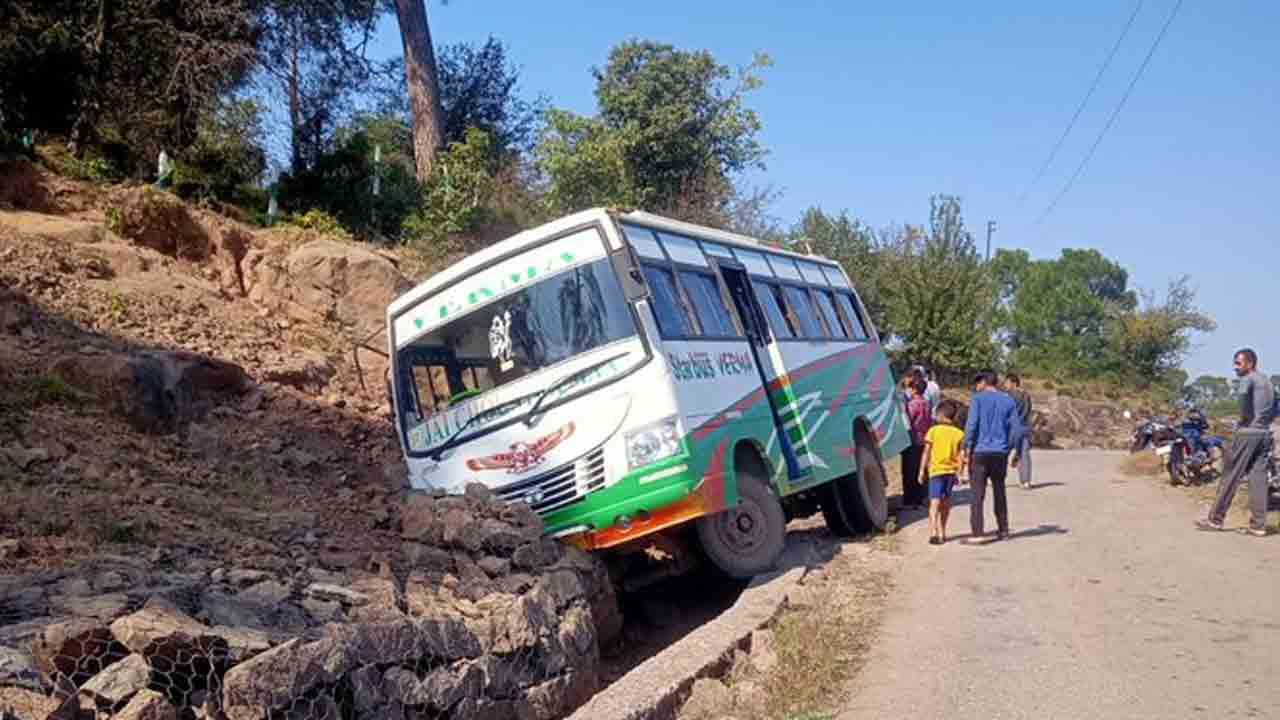 Road accident | జమ్ముకశ్మీర్‌లో రోడ్డు ప్రమాదం.. అదుపు తప్పి రాళ్ల గుట్టను ఢీకొట్టిన మినీ బస్సు