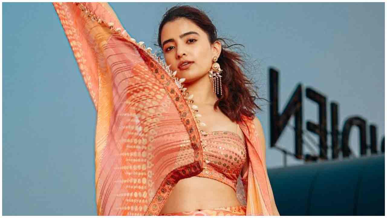 Rukshar Dhillon | లేలేత అందాలతో బాణాలు వేస్తున్న రుక్స‌ర్ ధిల్లాన్‌..