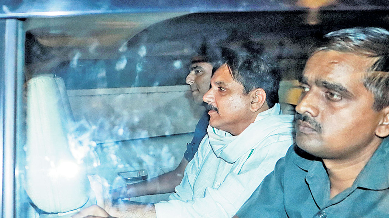 ఆప్‌ ఎంపీ సంజయ్‌ అరెస్టు