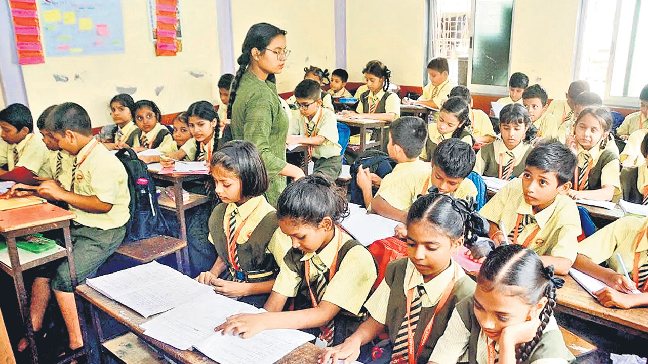 Maharashtra | తెలంగాణలో సర్కారీ విద్య కొత్తపుంతలు.. మహారాష్ట్రలో ప్రభుత్వ బడుల మూసివేత!