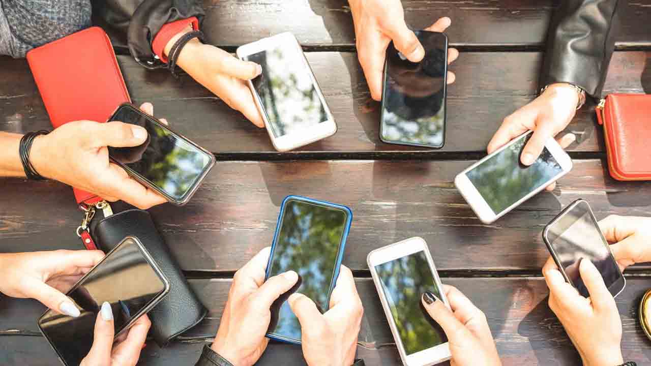 Smartphone Sales | పండుగ సీజన్‌లో ఎక్కువ ఫోన్లు అమ్మింది ఈ కంపెనీయే.. శామ్‌సంగ్‌, రెడ్‌మీ మాత్రం కాదు..!