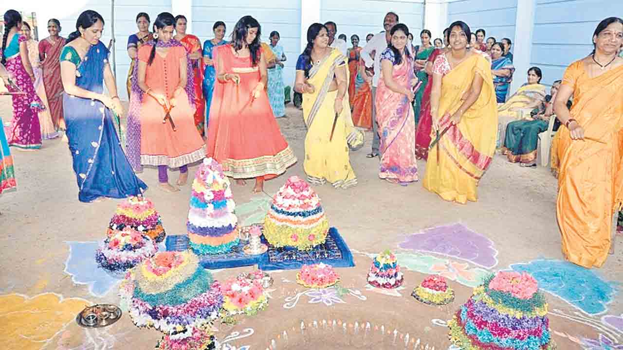 పూల పండుగకు వేళాయే..