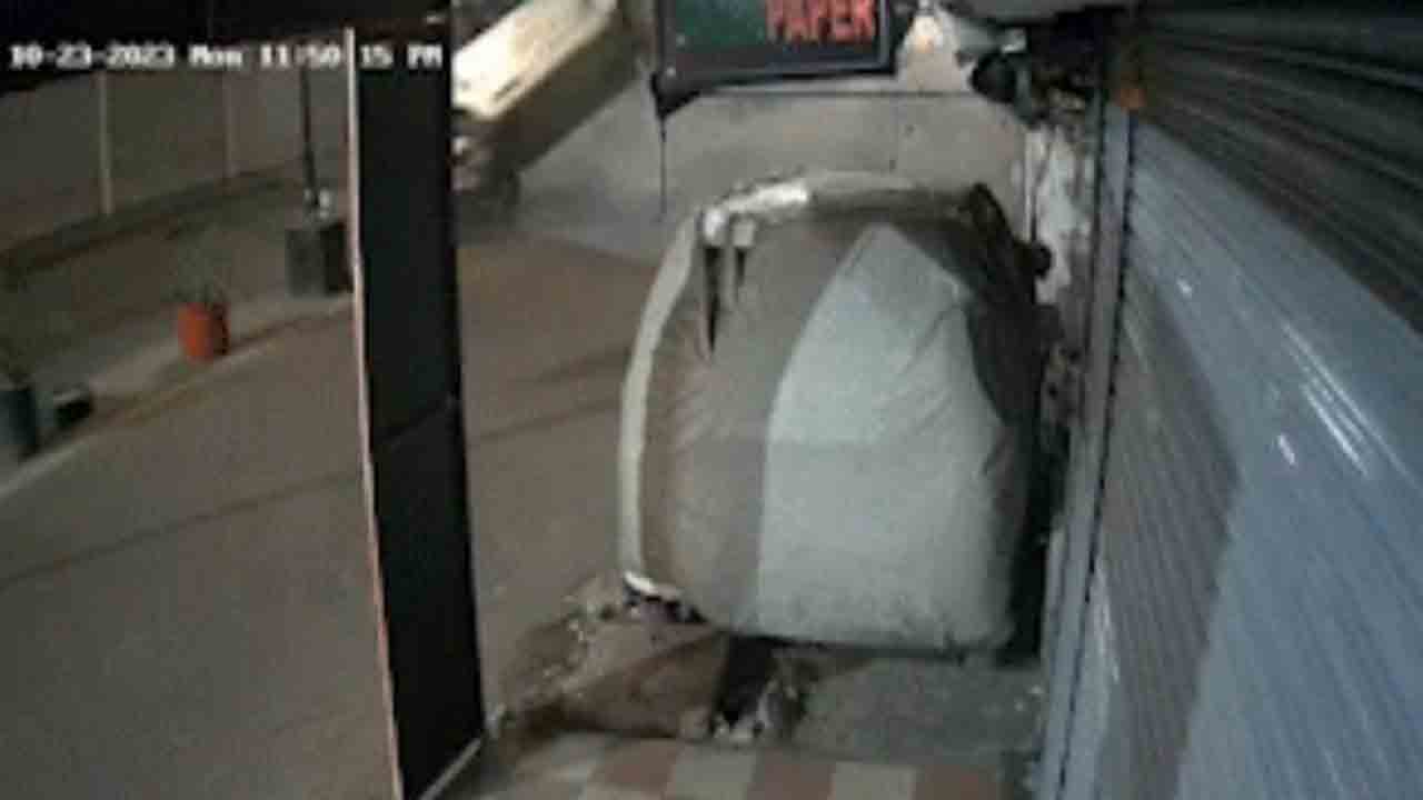 Watch: అదుపు తప్పి పల్టీలు కొట్టిన స్కార్పియో.. బెలూన్లు అమ్మే వ్యక్తిపైకి దూసుకెళ్లడంతో మృతి