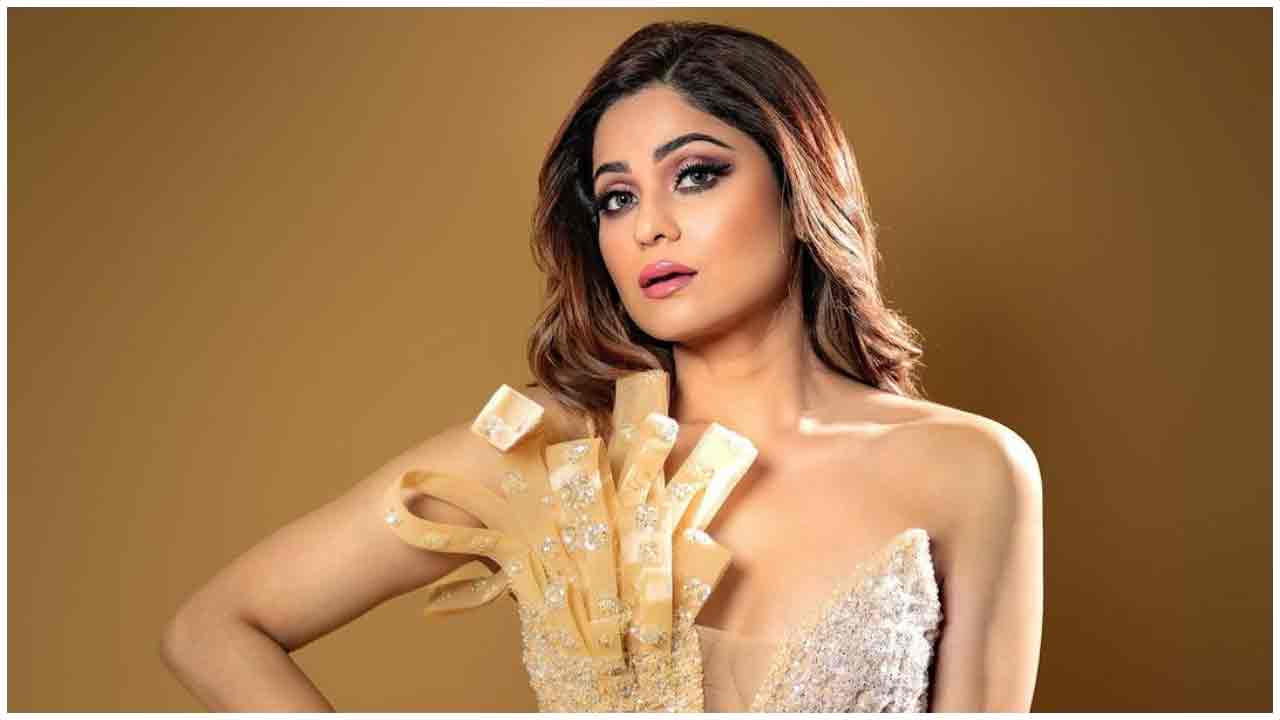 Shamita Shetty | ట్రెండీ డ్రెస్‌లో పరువాలు ఒలకబోస్తున్న షమితా శెట్టి..