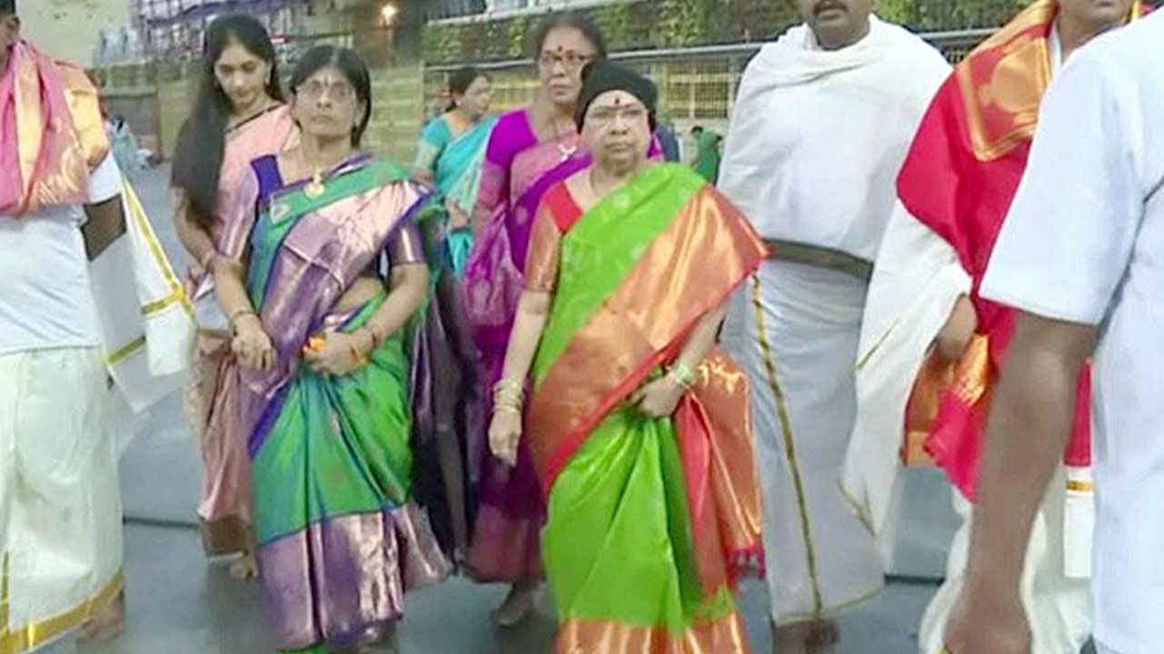 Tirumala | తిరుమల శ్రీవారిని దర్శించుకున్న సీఎం కేసీఆర్‌ సతీమణి శోభ