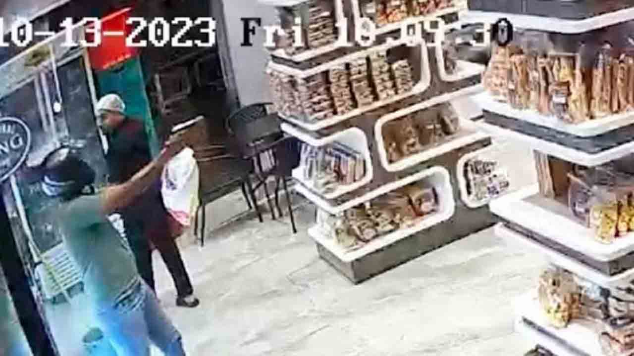 Watch: అంతర్జాతీయ బేకరీ షాపు సిబ్బందిపై కాల్పులకు యత్నం.. గన్‌ ఫెయిల్‌ కావడంతో వ్యక్తి పరార్‌