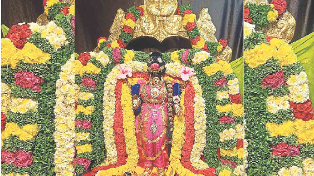 పంకజవాసినీ.. ఆదిలక్ష్మీ నమోస్తుతే