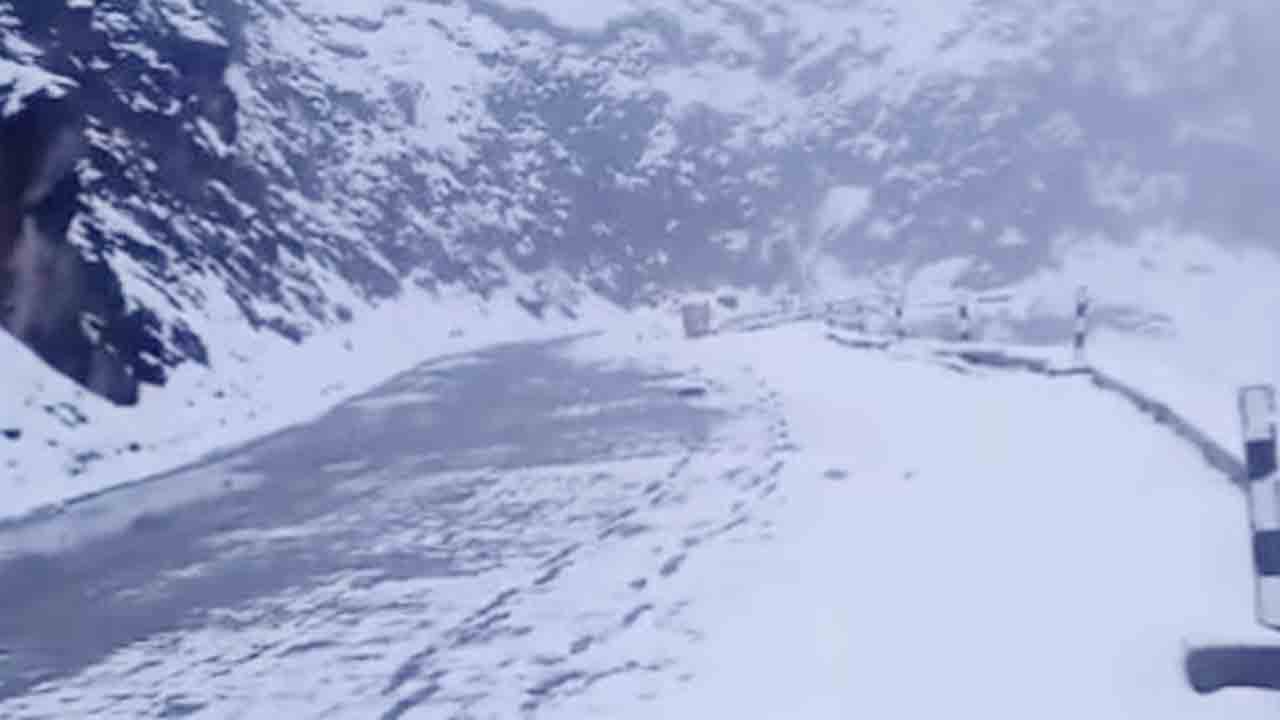 Fresh Snowfall | కశ్మీర్‌లో భారీగా హిమపాతం.. సోనామార్గ్ రహదారి మూసివేత