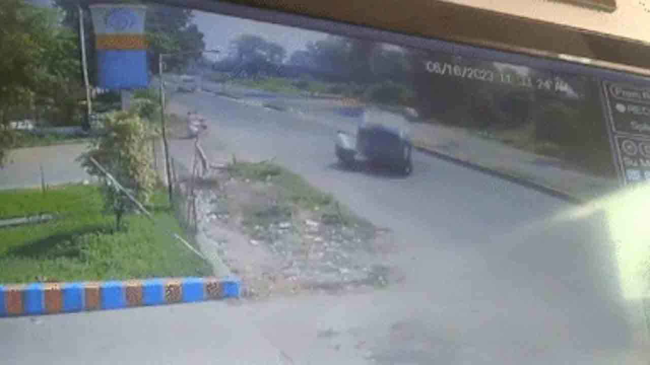 Watch: డివైడర్‌ను ఢీకొట్టి కారు బోల్తా.. ప్రమాదం నుంచి తృటిలో తప్పించుకున్న బైకర్‌