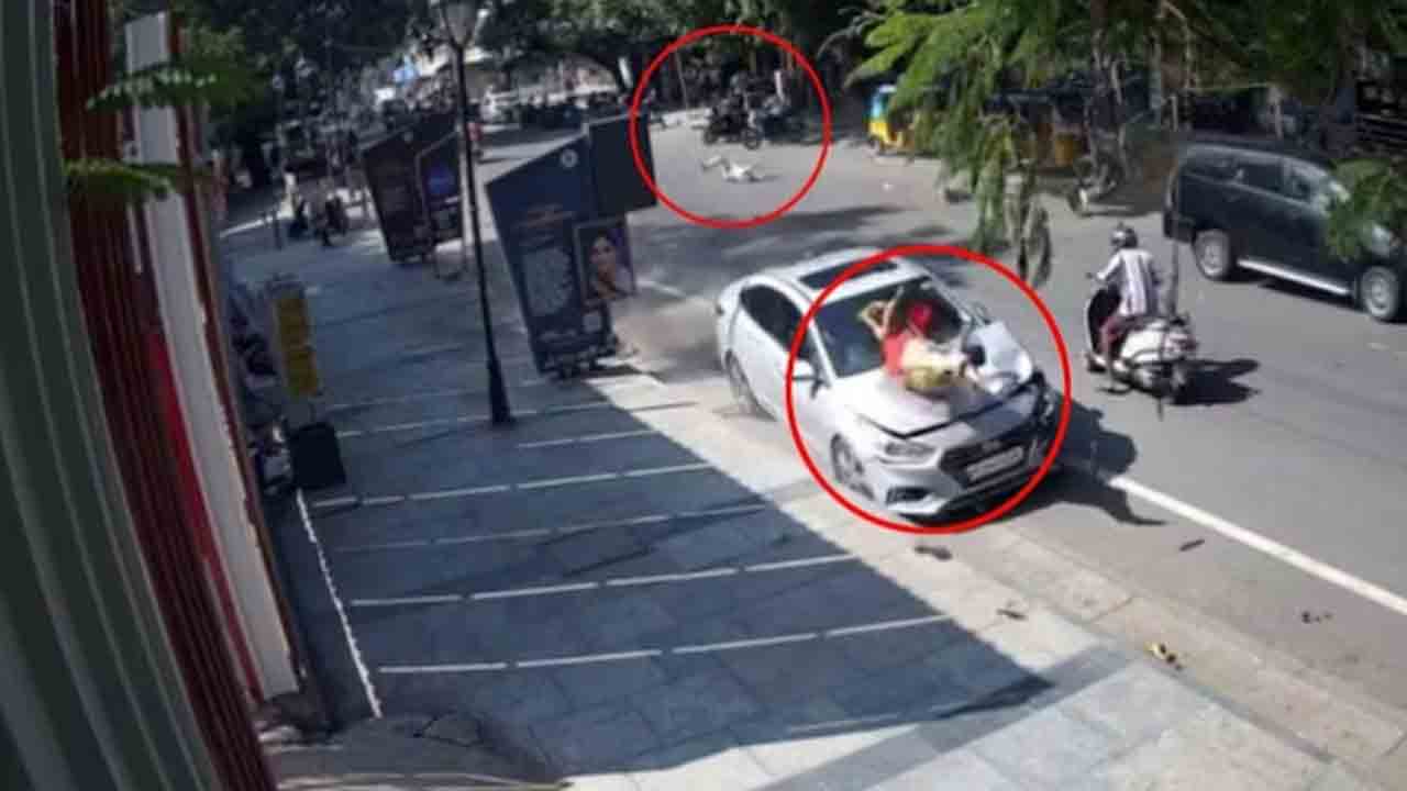 Watch: బైక్‌ను, నడుస్తూ వెళ్తున్న మహిళను ఢీకొట్టిన కారు.. వీడియో వైరల్‌