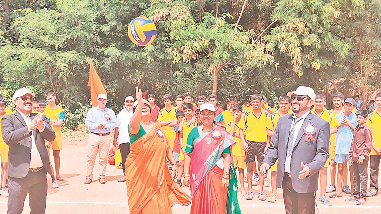 విద్యతోపాటు క్రీడల్లోనూ రాణించాలి